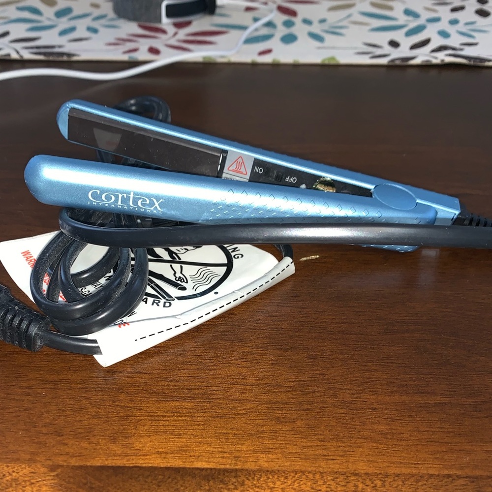 Cortex travel size straighter